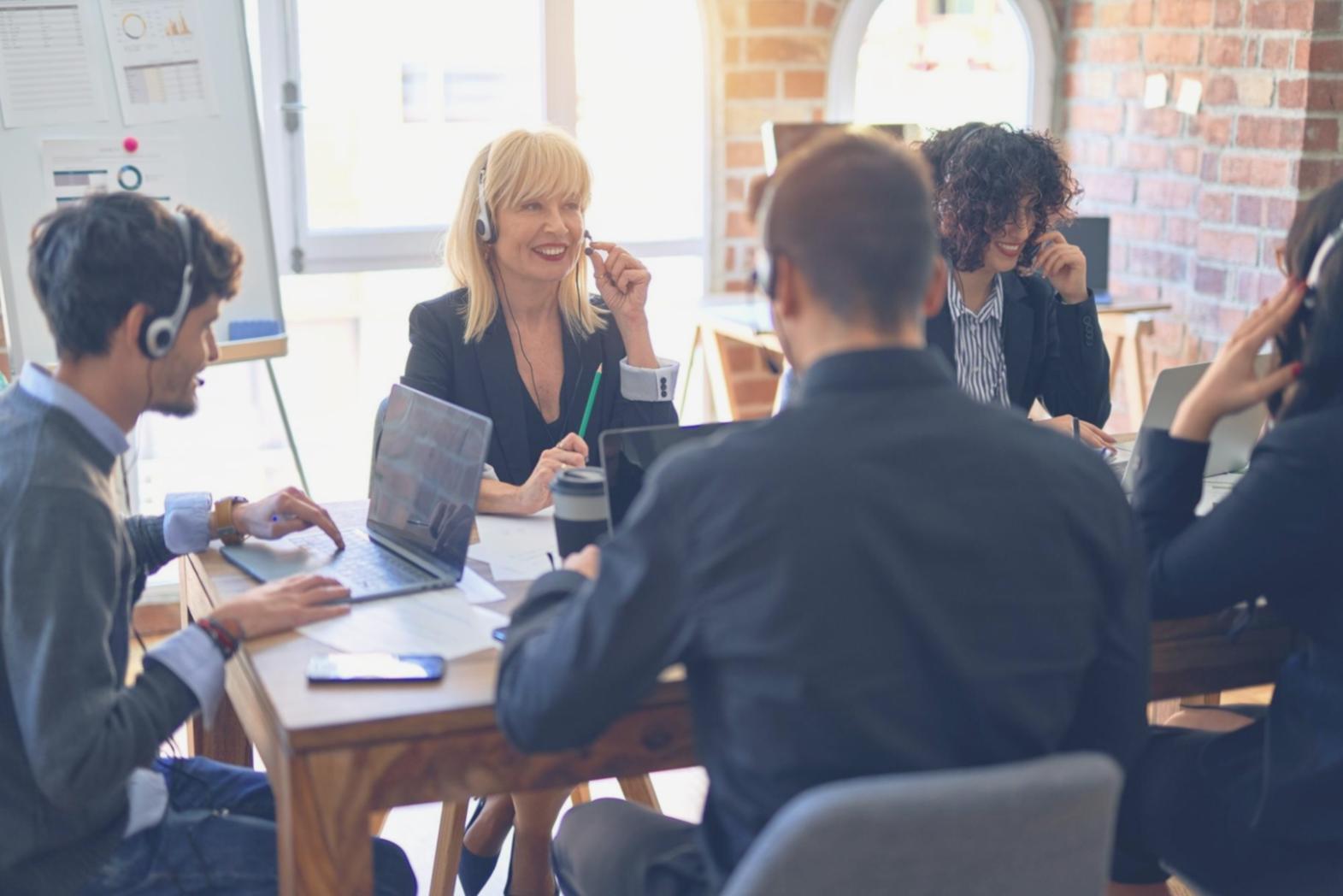 Équipe d'analystes financiers travaillant sur des données comparatives d'entreprises